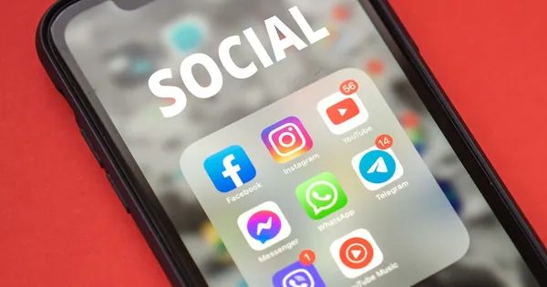 Paying for SMM services with JazzCash on a smartphone